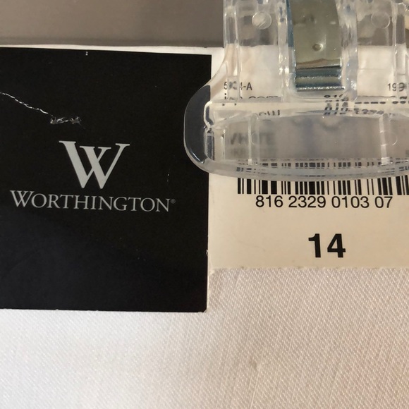 Worthington white capris with cuff at bottom. - Picture 5 of 6